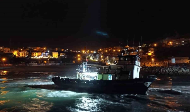 Arnavutköy'de balıkçı teknesi karaya oturdu