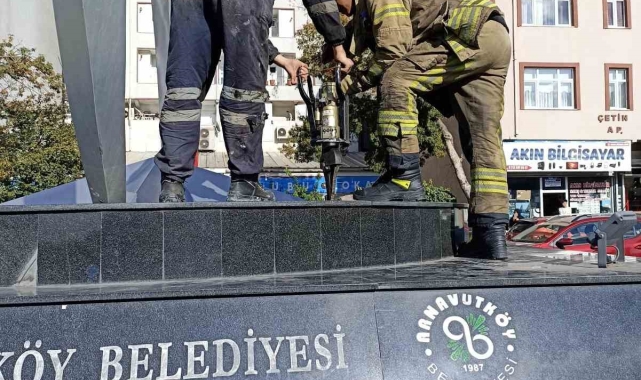 Arnavutköy'de bir çocuk düşürdüğü parasını almak için girdiği anıtta mahsur kaldı