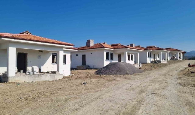 Arsuz'da köy tipi afet evleri yükseliyor