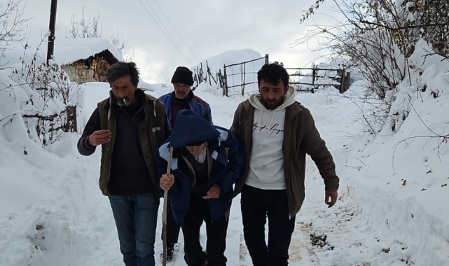Artvin'de sağlık ekipleri karla kaplı yolları aşarak hastaya ulaştı