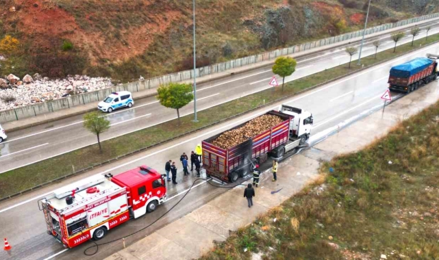 Aşırı yük tırın lastiklerini tutuşturdu