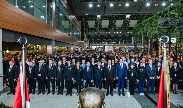 Atatürk, 10 Kasım'da İstanbul Sabiha Gökçen'de özel bir hologram gösterisiyle anıldı