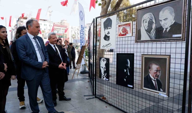 Atatürk'ü anlatan resimler duygusal anlar yaşattı