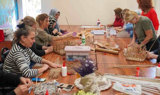 Atık kağıtları takı yaparak değerlendiriyorlar
