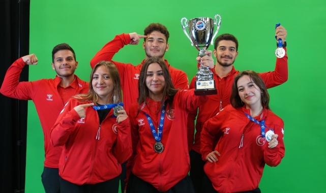 Atina'da Ege Üniversiteli sporcuların rüzgârı esti