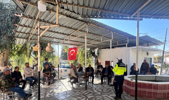 Aydın'da traktör sürücülerine reflektör eğitimi
