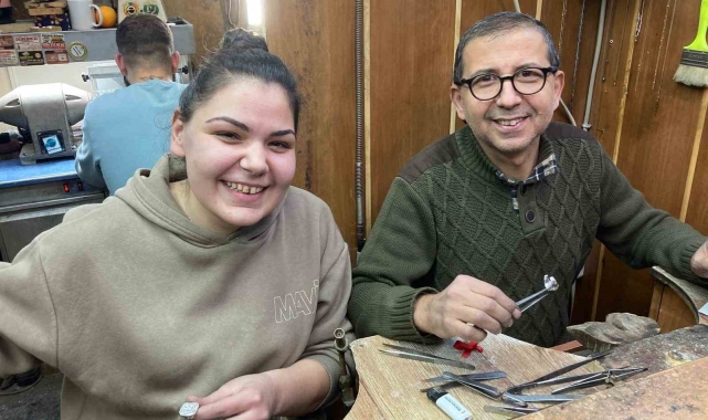 Aydın'ın tek kadın kuyumcusu çıraklığını başarı ile tamamladı