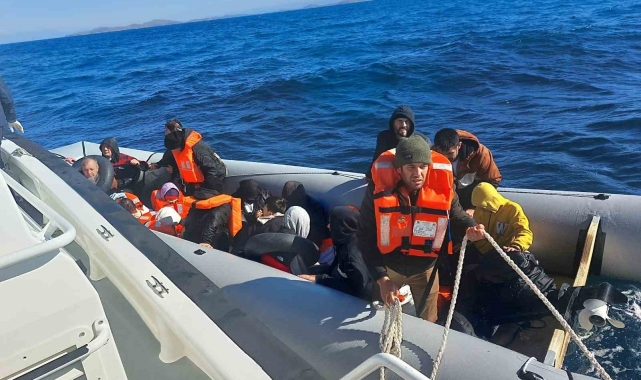 Ayvalık açıklarında lastik bot içinde 10'u çocuk 18 düzensiz göçmen kurtarıldı