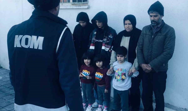 Ayvalık'ta 8 düzensiz göçmen ve 2 organizatör yakalandı