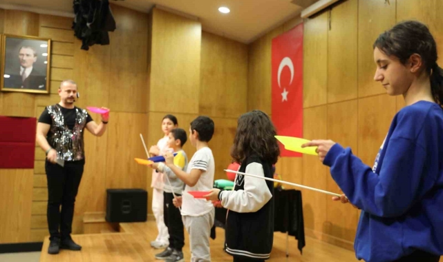Bağcılar'da öğrenciler ara tatilde hem eğleniyor hem öğreniyor