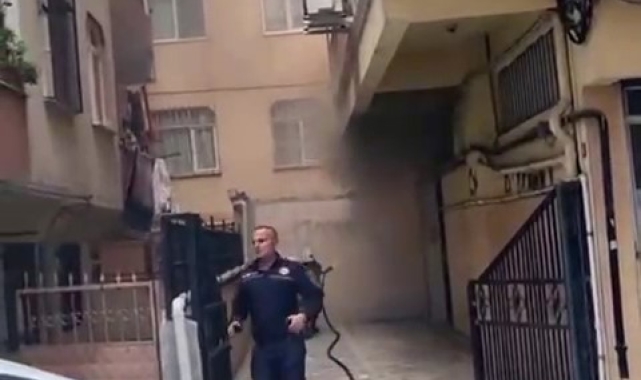 Bahçelievler'de iki bina arasında yanan baraka paniğe neden oldu