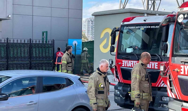 Bahçelievler'de okulun dış cephesi alev alev yandı