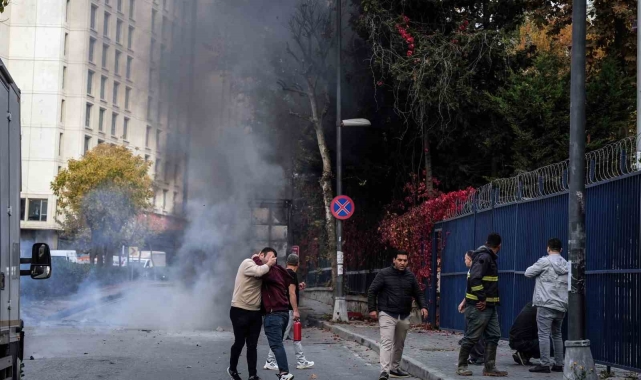 Bahçelievler'de seyir halinde olan kamyonet bir anda alev topuna döndü