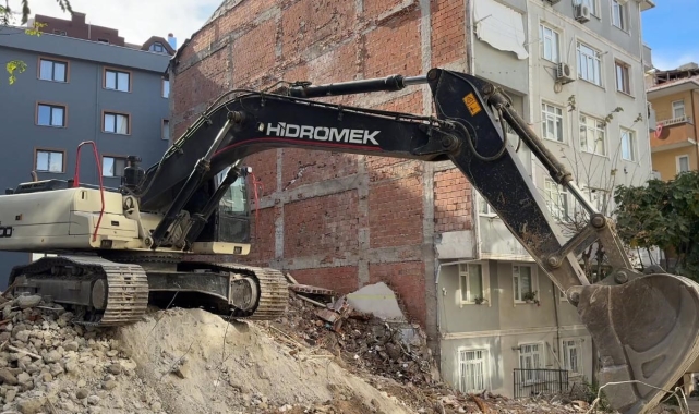 Bahçelievler'deki kentsel dönüşüm için yıkılan bina, yan binanın duvarına zarar verdi