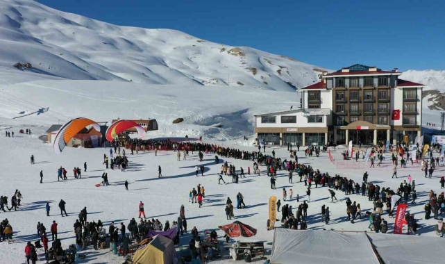 Bakan Bak, gençleri Hakkari'ye davet etti