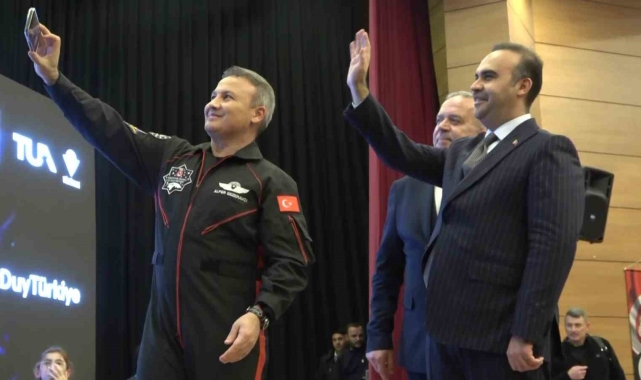 Bakan Kacır: "Ay misyonunu da hep birlikte başaracağız"
