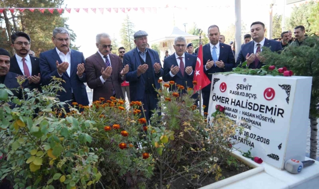 Bakan Uraloğlu, şehit Ömer Halisdemir'in kabrini ziyaret etti