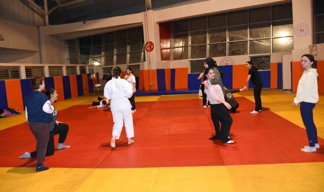 Balıkesir'de kadınlar, judo eğitimlerine başladı