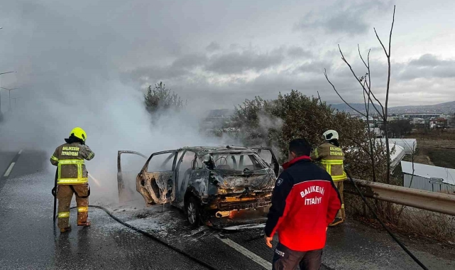 Balıkesir'de otomobil seyir halindeyken yandı