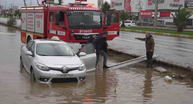 Balıkesir'de su baskınında aracı içinde mahsur kalan sürücüyü itfaiye kurtardı