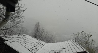 Balıkesir'in Dursunbey ilçesine mevsimin ilk karı düştü