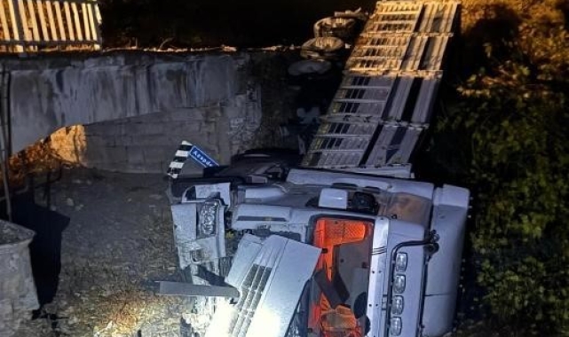 Balya'da tır köprüden uçtu