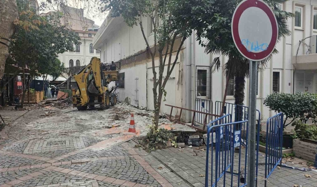 Bandırma'da istenmeyen yapının yıkımı başlandı