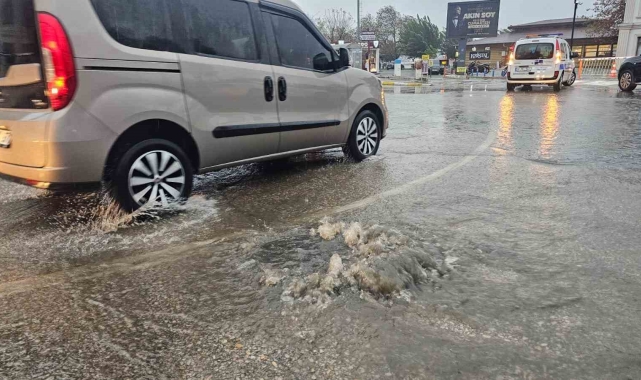 Bandırma'da sağanak yağış yolları göle çevirdi