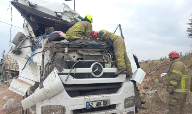 Bandırma'da trafik kazası: Sürücü sıkıştığı yerden kurtarıldı