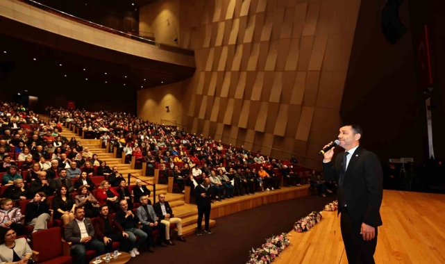 Başkan Çavuşoğlu; "Tüm dünyanın imrenerek baktığı bir lidere sahibiz"