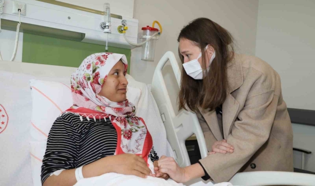 Başkan Durbay'dan eşinin silahlı saldırısında yaralanan kadına ziyaret