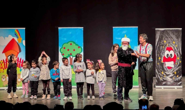 Başkan Yetişkin, Efeler'in çocuklarını tiyatroyla buluşturdu
