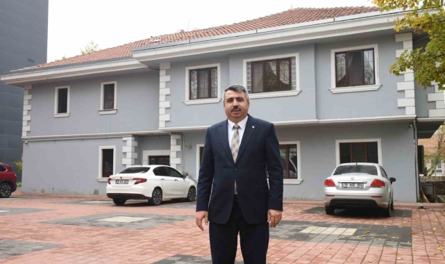Başkanlık konutunu yıkıp çocuklar için spor tesisi yapıyor