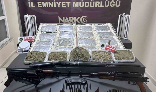 Batman'da 3 adreste yapılan aramada yüklü miktarda uyuşturucu ve mühimmat ele geçirildi: 4 kişi tutuklandı