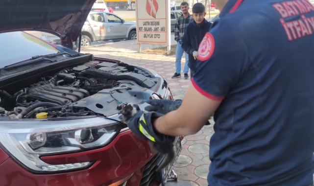 Batman'da araç motoruna giren kedi kurtarıldı