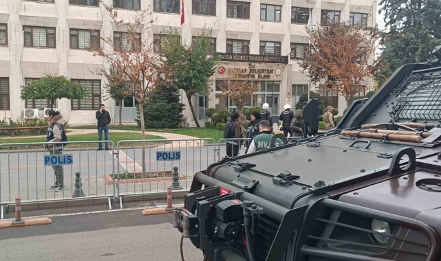 Batman'da belediye önünde kontak kapatan 5 otobüs şoförü hakkında tahkikat başlatıldı