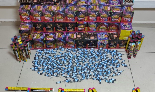 Batman'da bir araçta yüklü miktarda havai fişek ve patlayıcı ele geçirildi