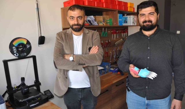 Batman'da dağ eteğindeki lisede üç boyutlu baskıyla protez el yapıldı