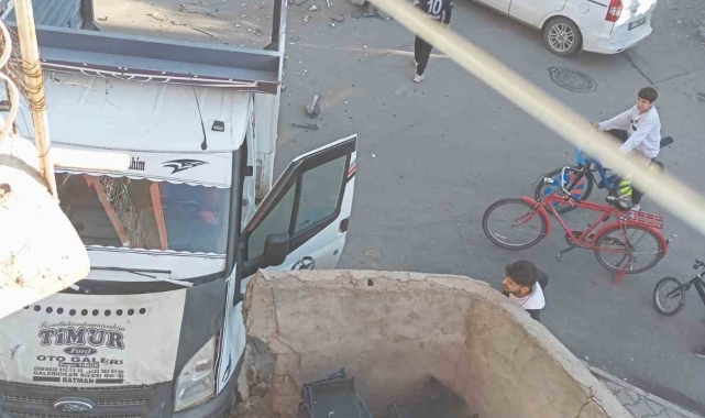 Batman'da hafif ticari araçla çarpışıp kontrolden çıkan kamyonet bahçe duvarına çarptı: 2 yaralı