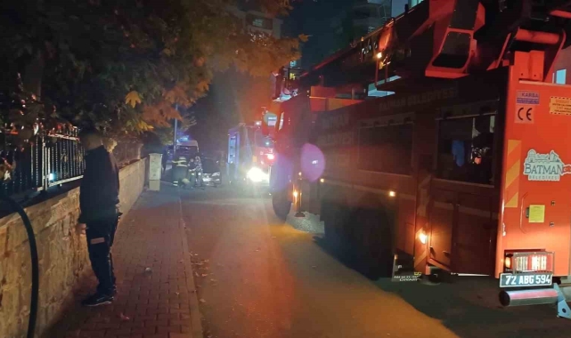 Batman'da kapıcı dairesinde çıkan yangında 2 kişi dumandan etkilendi