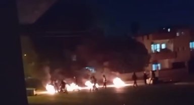 Batman'da terör yandaşları sokaklarda ateş yakarak iş yerlerini yağmaladı