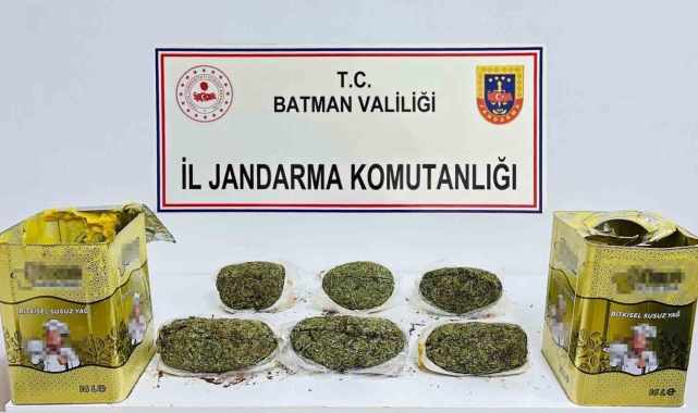 Batman'da yağ tenekeleri içinde 5 kilo 800 gram kubar esrar ele geçirildi
