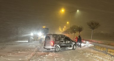 Bayburt-Gümüşhane kara yolu kar nedeniyle ulaşıma kapandı