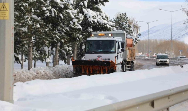 Bayburt şehir merkezinde karla mücadele devam ediyor