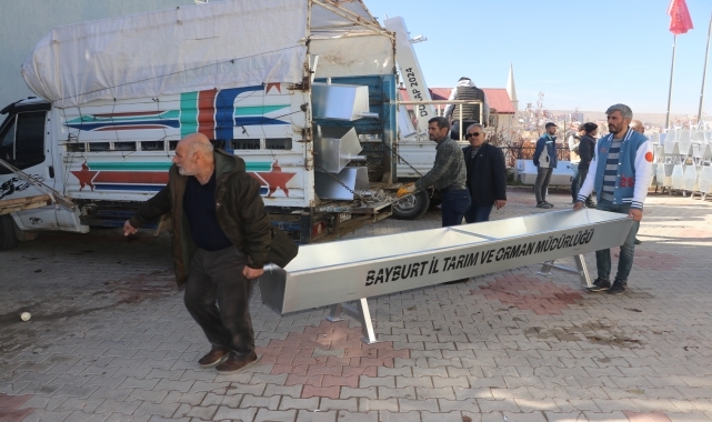 Bayburt'ta hayvanların su ihtiyacını gidermek için besicilere 1200 sıvat dağıtıldı