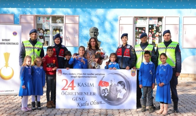 Bayburt'ta jandarma ve öğrencilerden öğretmene sürpriz