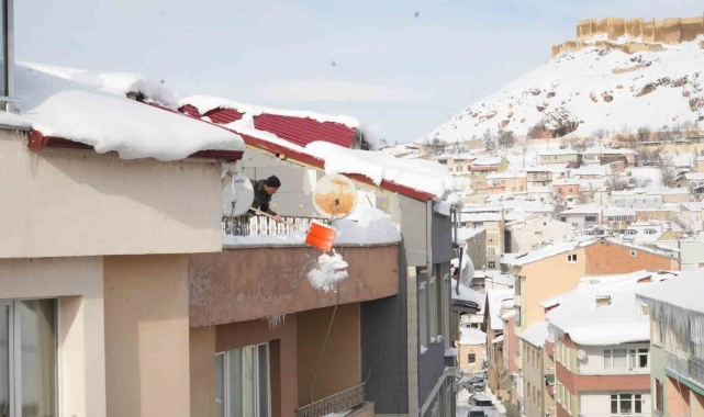 Bayburtlu vatandaşlar çatı ve balkonlarda biriken karları temizliyor