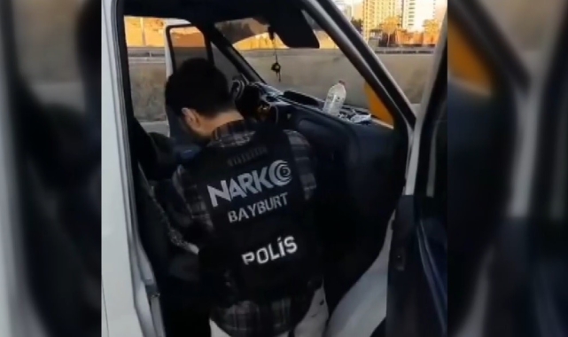 Bayburt'ta arama yapılan araçta bir miktar metamfetamin ele geçirildi