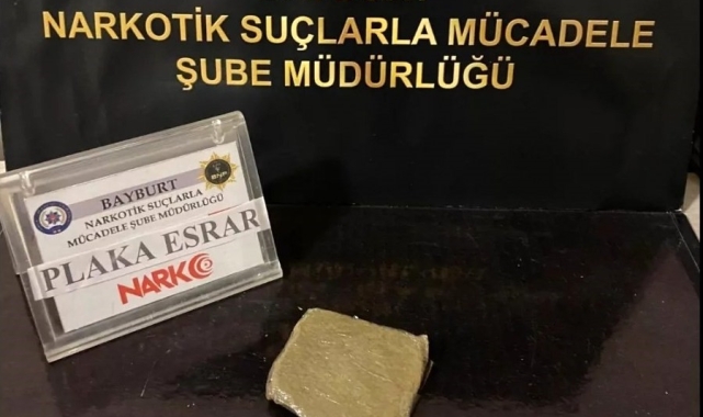 Bayburt'ta bir miktar esrar ve uyuşturucu hapla yakalanan 2 kişiye adli işlem yapıldı