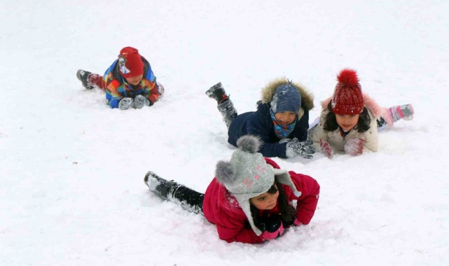 Bayburt'ta kar nedeniyle okullar bir gün tatil edildi